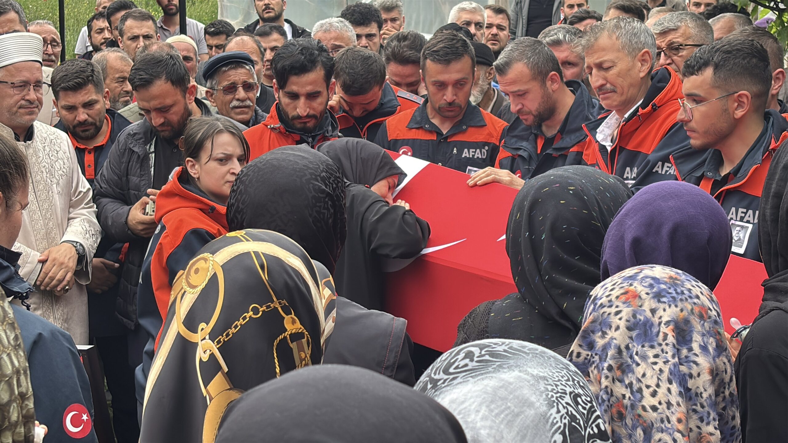 Eşi tabutuna sarıldı, babası namazını kıldırdı: AFAD personeline hüzünlü veda