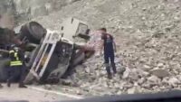 Freni patlayan TIR’dan atlayan sürücü öldü, 2 kişi yaralandı