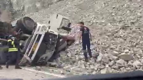 Freni patlayan TIR’dan atlayan sürücü öldü, 2 kişi yaralandı