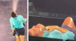 Hayranlarını korkuttu: Harry Styles konser sırasında sahnede yere yığıldı