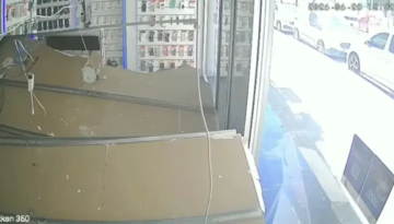 İş yerinin asma tavanı böyle çöktü