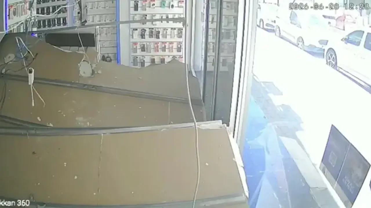 İş yerinin asma tavanı böyle çöktü
