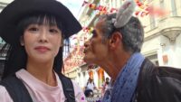 İstiklal Caddesi’ndeki taciz anbean yansıdı. Yaşlı adam Japon yayıncıyı taciz etti