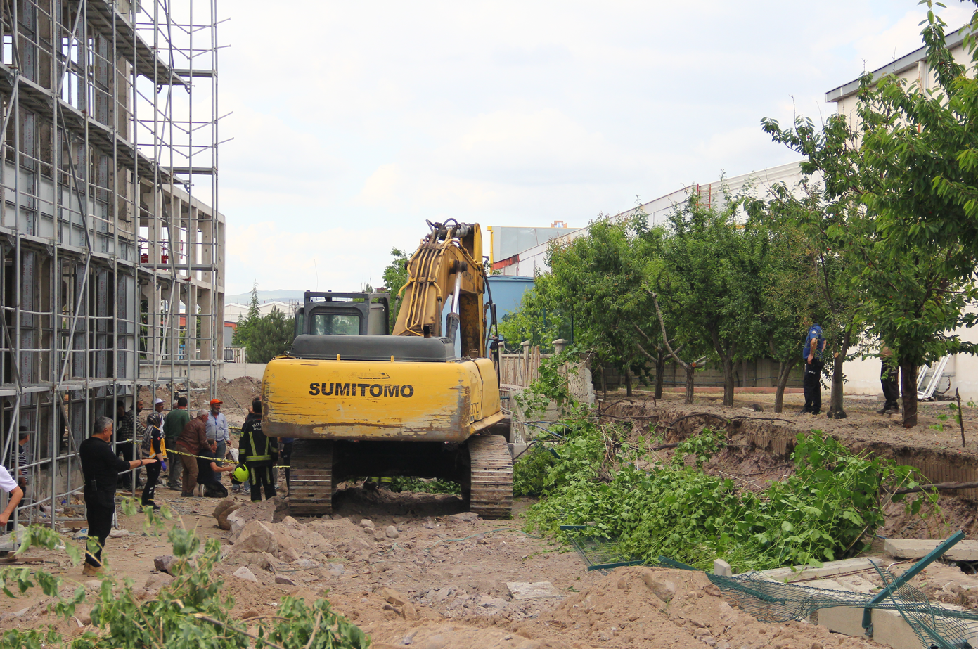 Kayseri’de bahçe duvarı devrildi. Bir işçi hayatını kaybetti