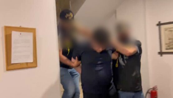 Kırmızı bültenle aranan uyuşturucu kaçakçısı Mersin’de yakalandı. MİT tespit etti, polis yakaladı