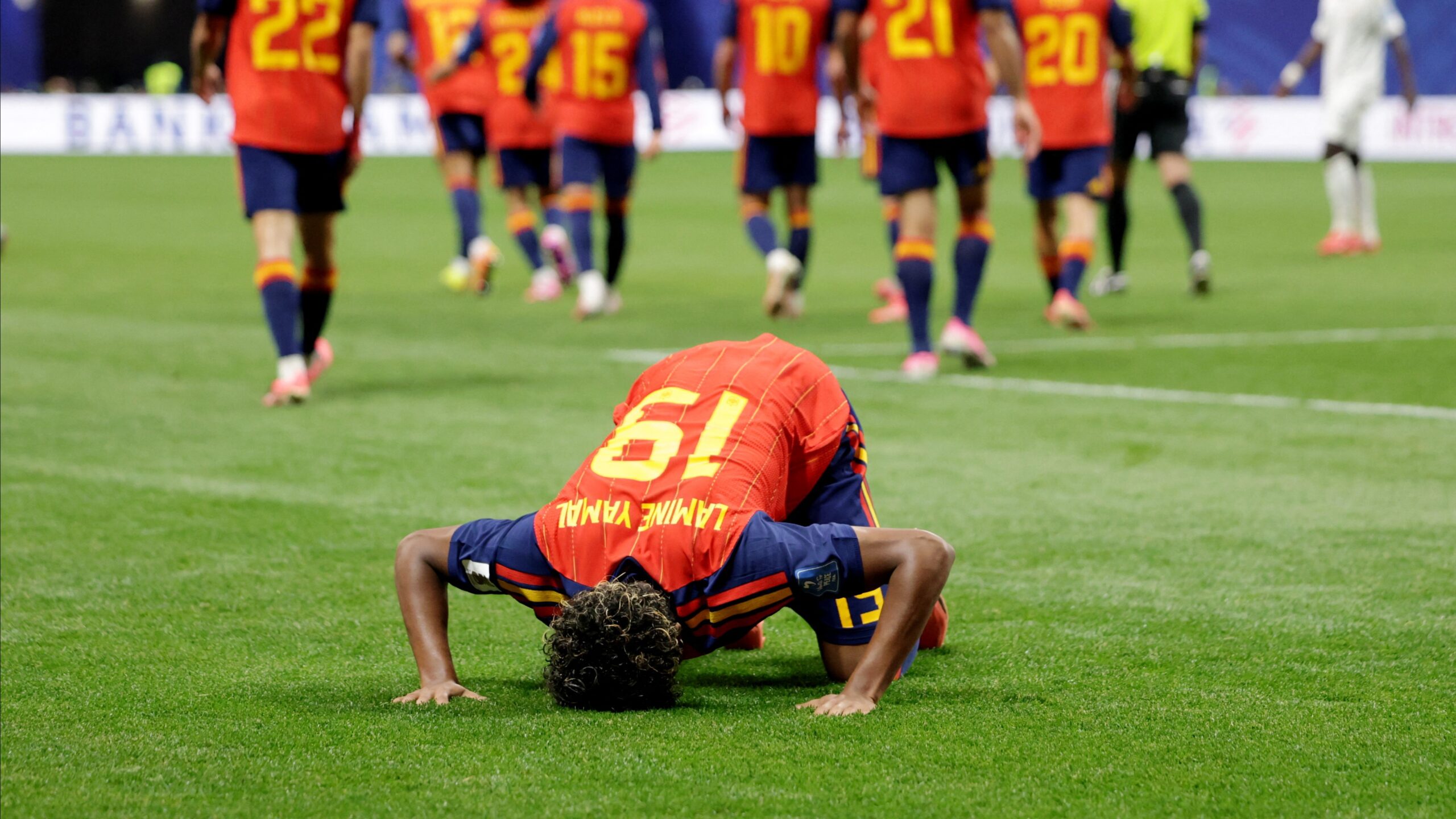 Lamine Yamal’ın gol sevinci olay oldu. Secde etti, ırkçılık had safhaya ulaştı