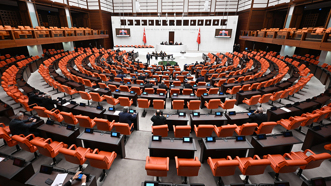 Meclis’te gündem yoğun. Sözleşmeli askerlere kamu istihdamı geliyor