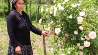 Muhtarın vefatının ardından görevi eşi devraldı; kadınların desteğiyle seçimi kazandı
