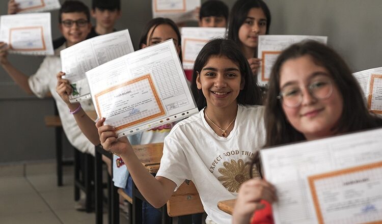Okulların kapanış tarihi 2026: Karneler ne zaman, saat kaçta alınacak?