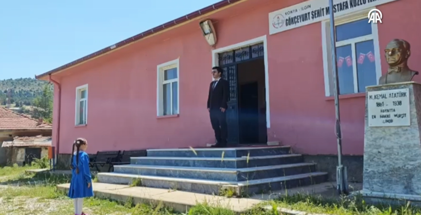 Okulun tek öğrencisi karnesini aldı