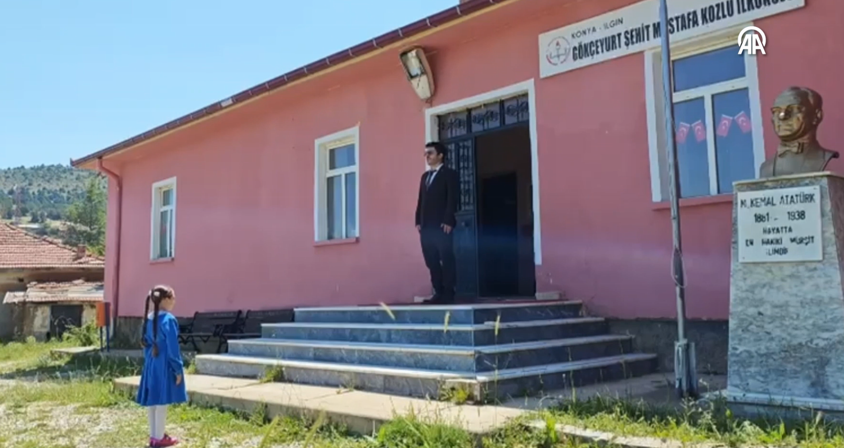 Okulun tek öğrencisi karnesini aldı