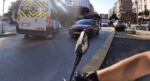 Önce motosikletlinin üzerine kırdı, sonra ters yöne girdi