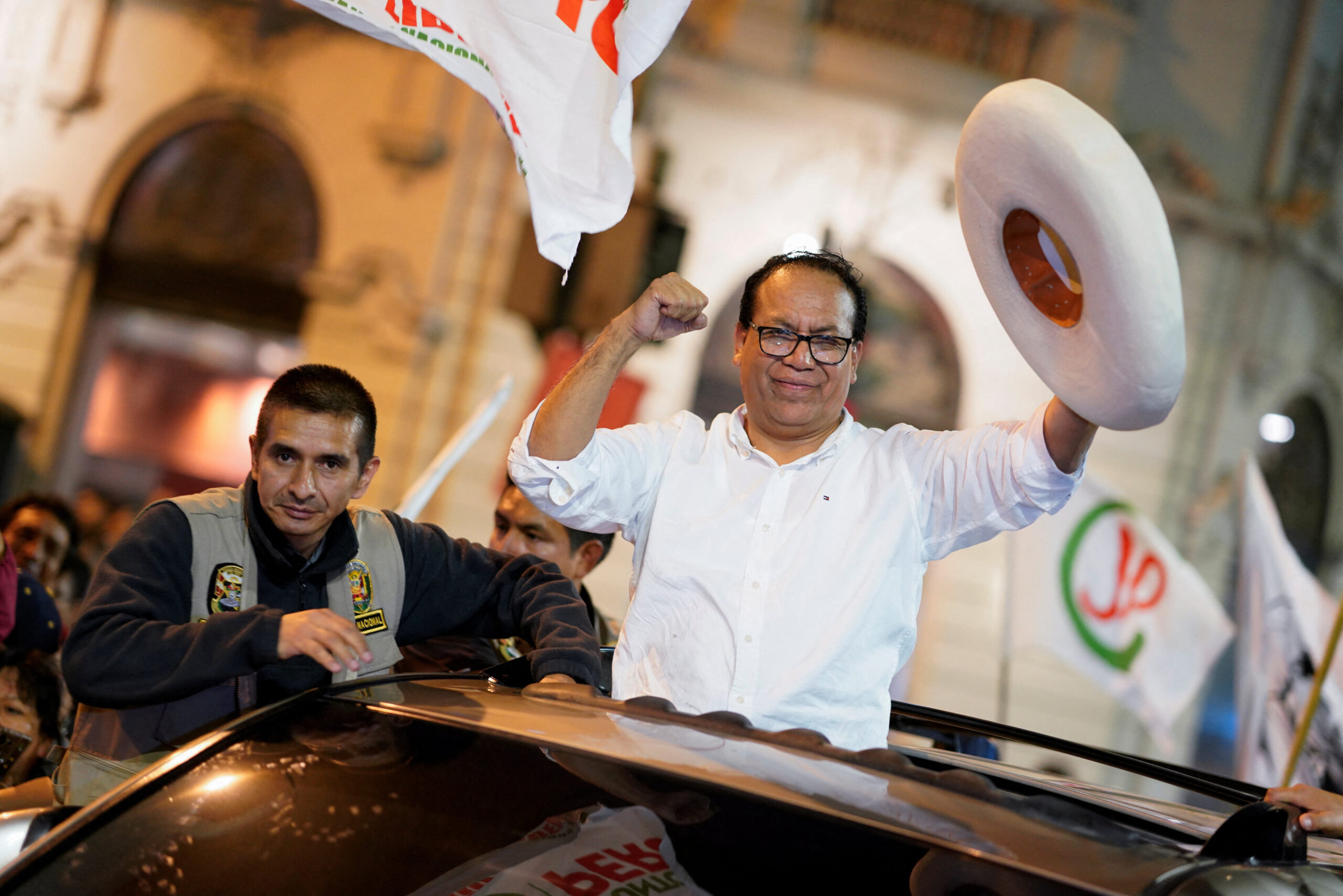 Peru’da devlet başkanlığı seçiminin 2. turunda solcu aday Sanchez öne geçti