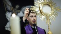 Portekiz’de “şeytan çıkarma” çılgınlığı. Papa ile fotoğrafını kullanıyor, tuz ve kutsal su satıyor