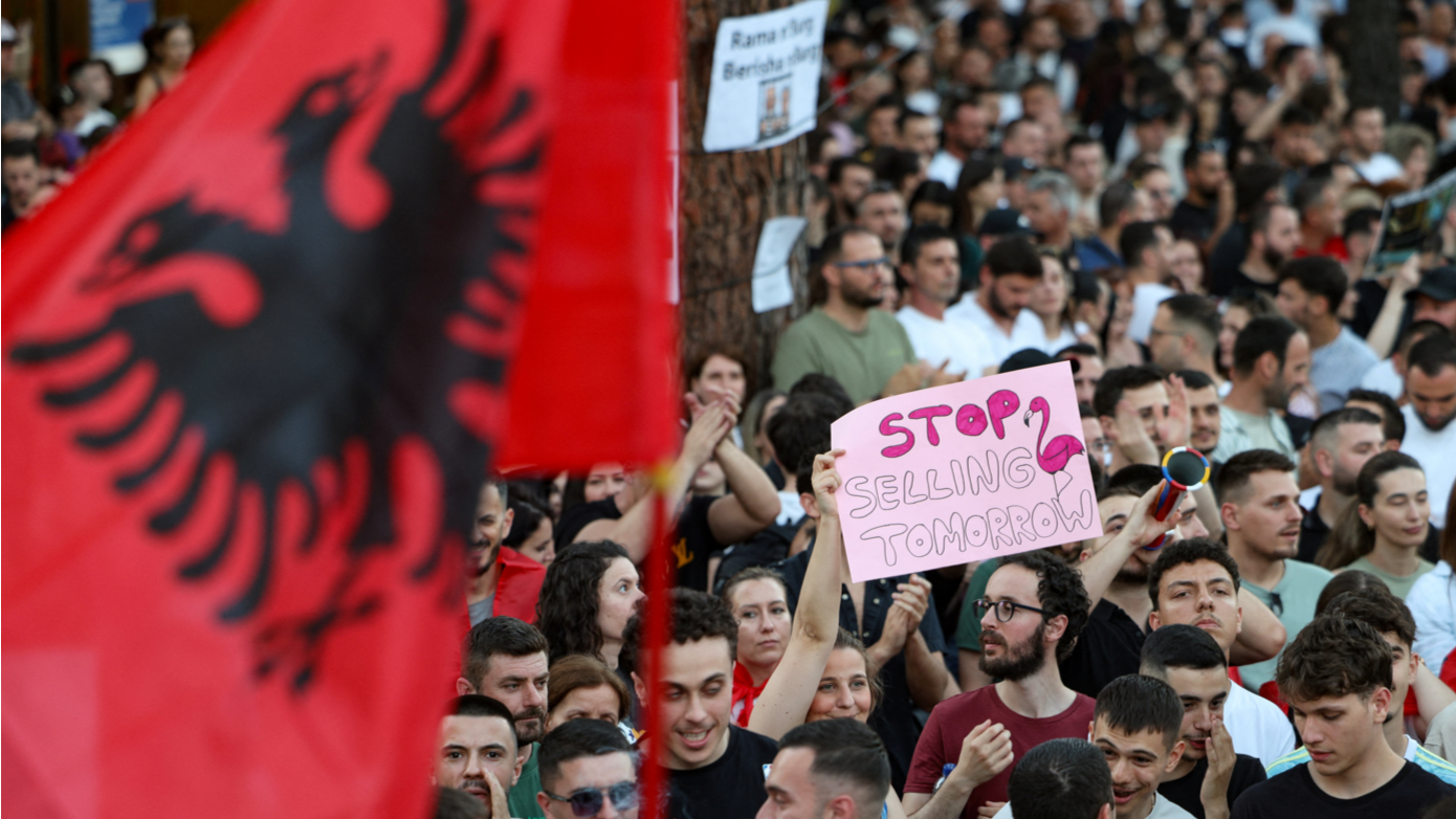 Trump’ın damadının projesi halkı sokağa döktü. “Arnavutluk satılık değil”