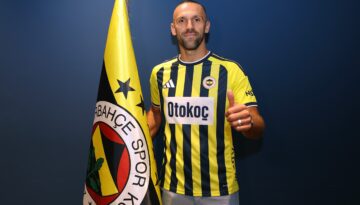 Vedat Muriqi resmen Fenerbahçe’de. İmzayı attı