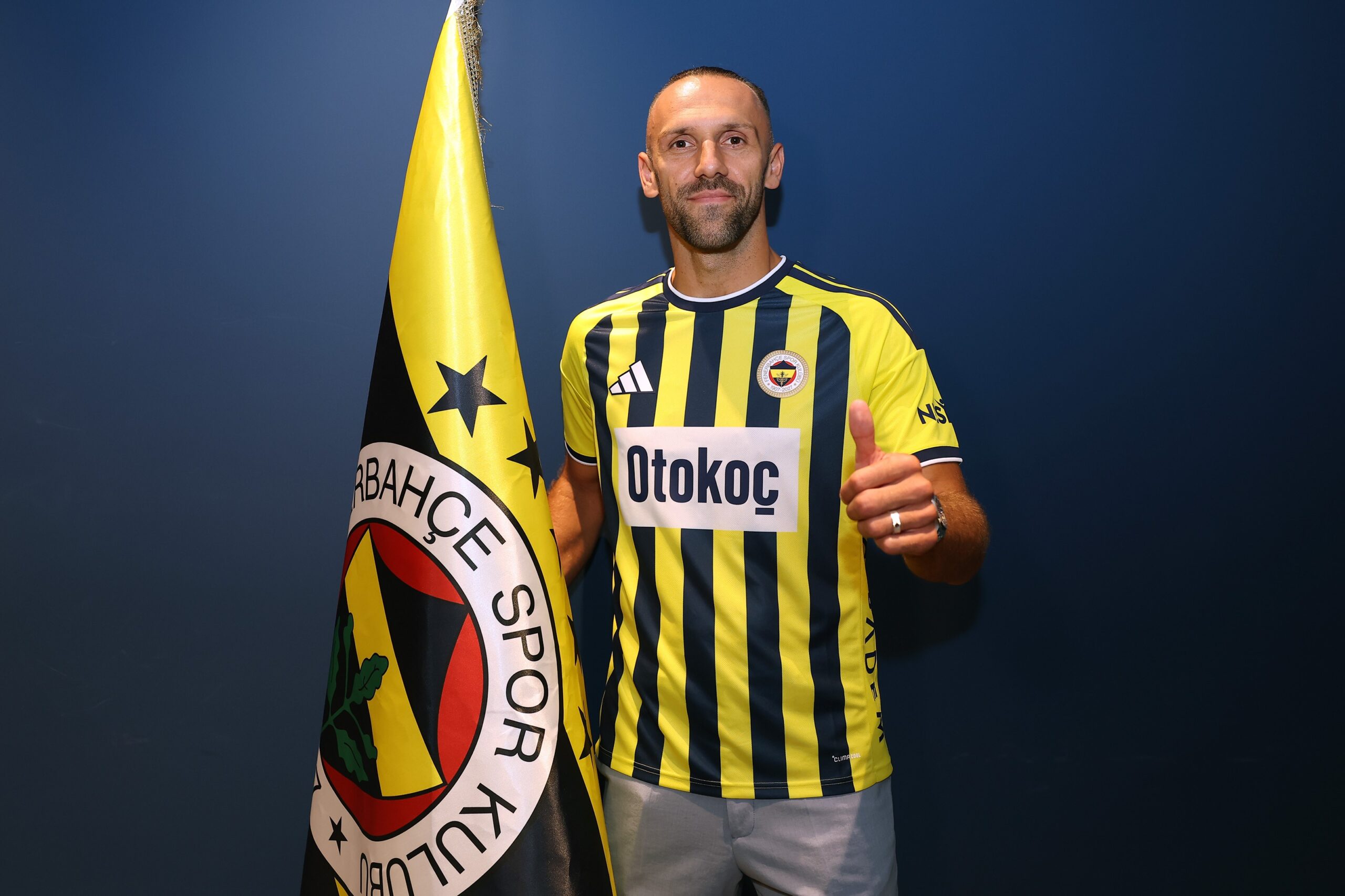 Vedat Muriqi resmen Fenerbahçe’de. İmzayı attı