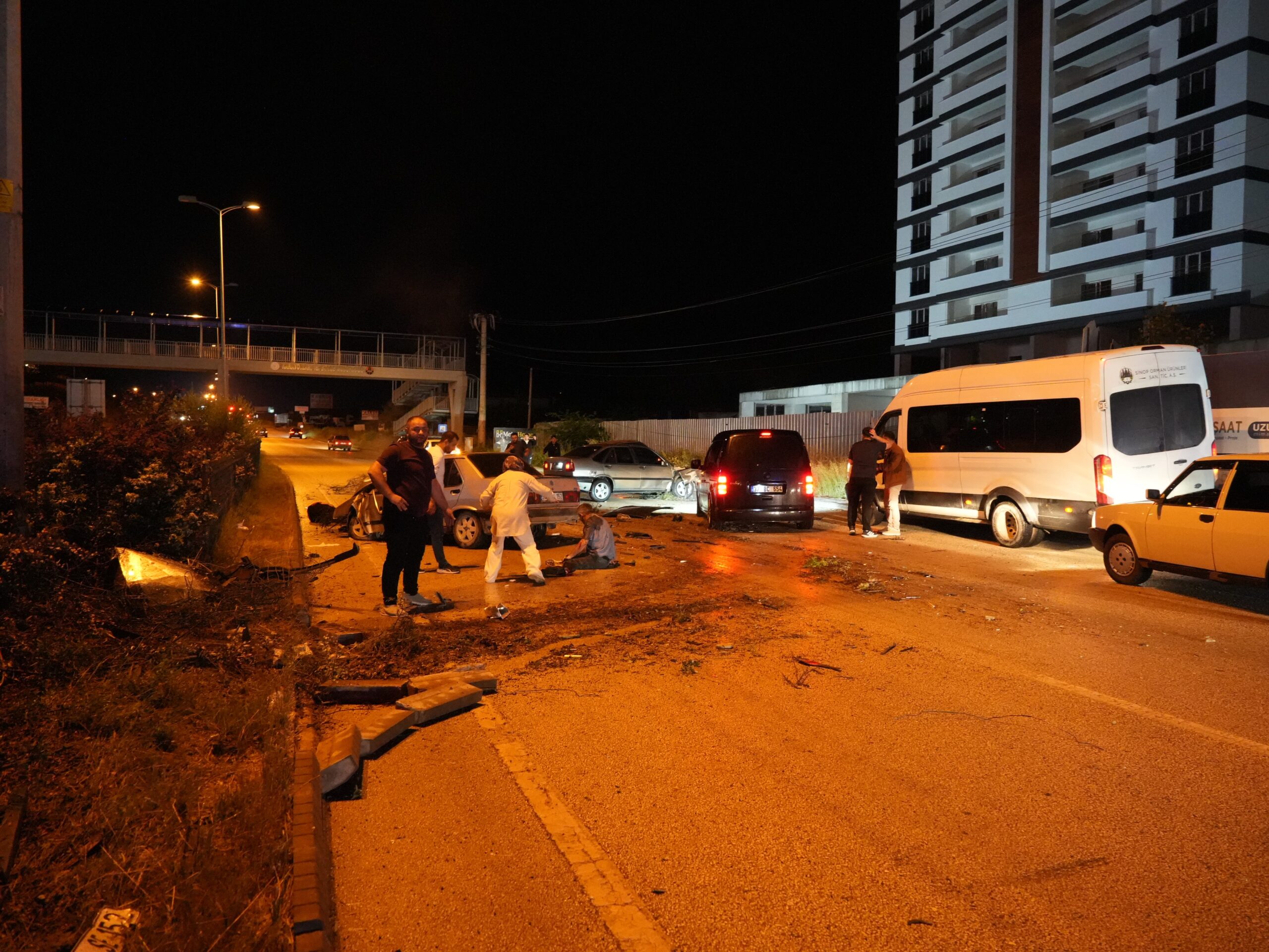 Yaralıyı kurtarmaya çalışanlara başka bir araç çarptı. 1’i ağır 6 kişi yaralandı