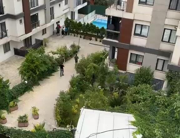 Yeni boşanmış çiftin cansız bedenleri sitenin bahçesinde bulundu