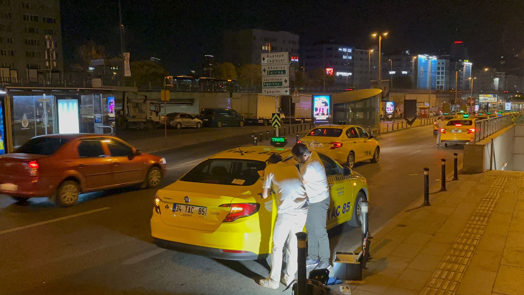 Yolcunun darp ettiği taksici ağır yaralandı
