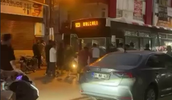 10 kişi belediye otobüsü şoförüne saldırdı. Camdan girip şoförü hastanelik ettiler
