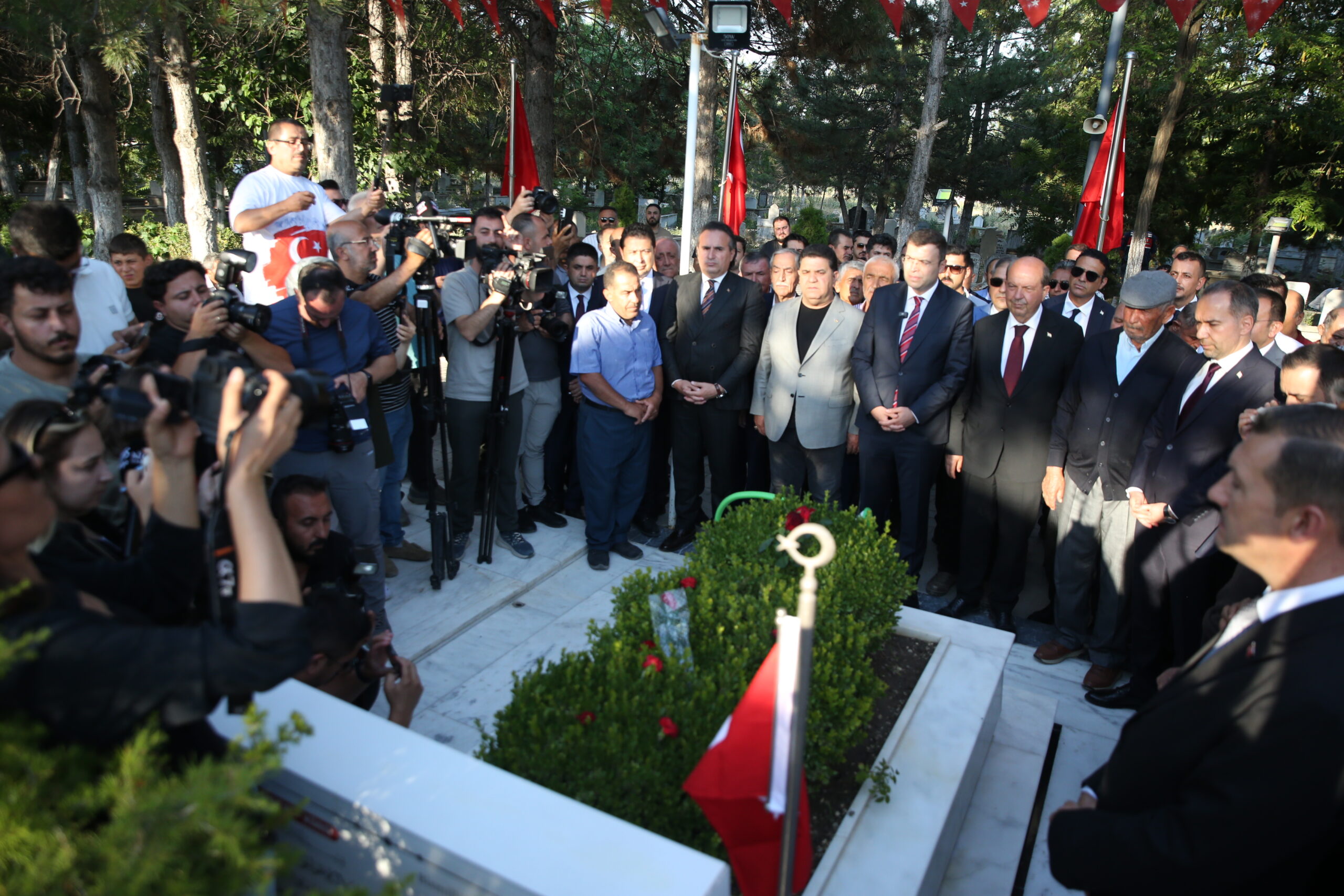 15 Temmuz kahramanı şehit Ömer Halisdemir’in kabrinde tören düzenlendi