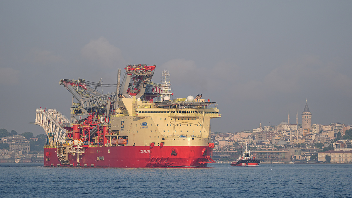 215 metrelik dev gemi İstanbul Boğazı’ndan geçti