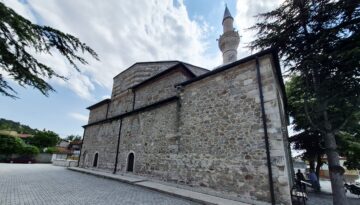534 yıldır dimdik ayakta. Gizemli sembolleri dikkat çekerken, kıblesi milim şaşmıyor