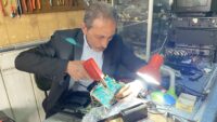 74 yaşındaki Necip usta yarım asırdır geçmişin sesini onarıyor. 50 yıllık dükkanda imkansızı başarıyor