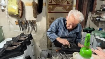 9 yaşında çırak olarak başlamış. 63 yıldır durmadan üretiyor
