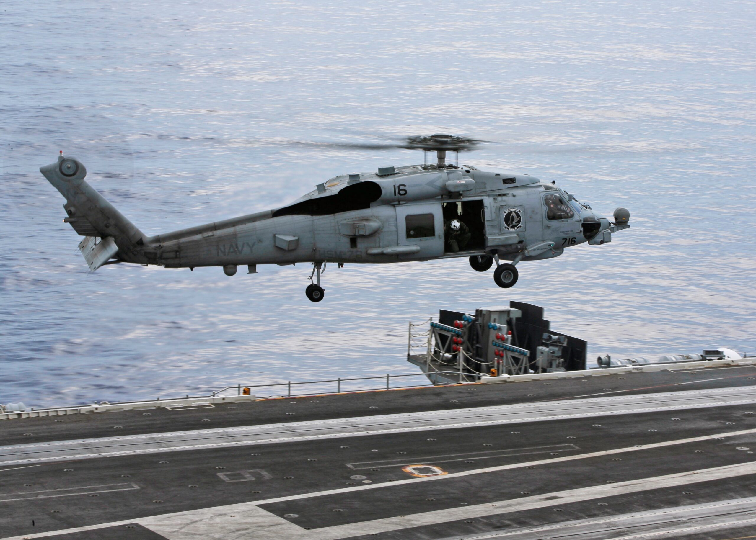 ABD helikopteri Umman’da denize acil iniş yaptı. 1 asker kayıp