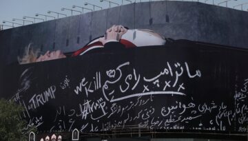 ABD öfkesi sokağa taştı. Tahran sokaklarında “tabutta yatan Trump” afişi