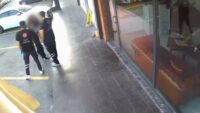 Alkollü olduğu iddia edilen kadın, sağlık ekiplerine saldırdı