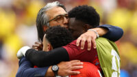 Annesinin sayesinde futbola tutundu, devlere kafa tutuyor. “Oğullarım Türkiye’ye karşı oynamasın”