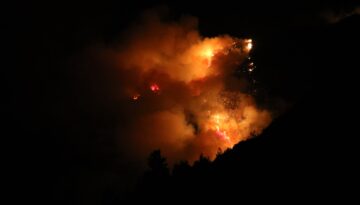 Antalya Kaş’ta orman yangını sürüyor. Gece olunca hava desteği durdu