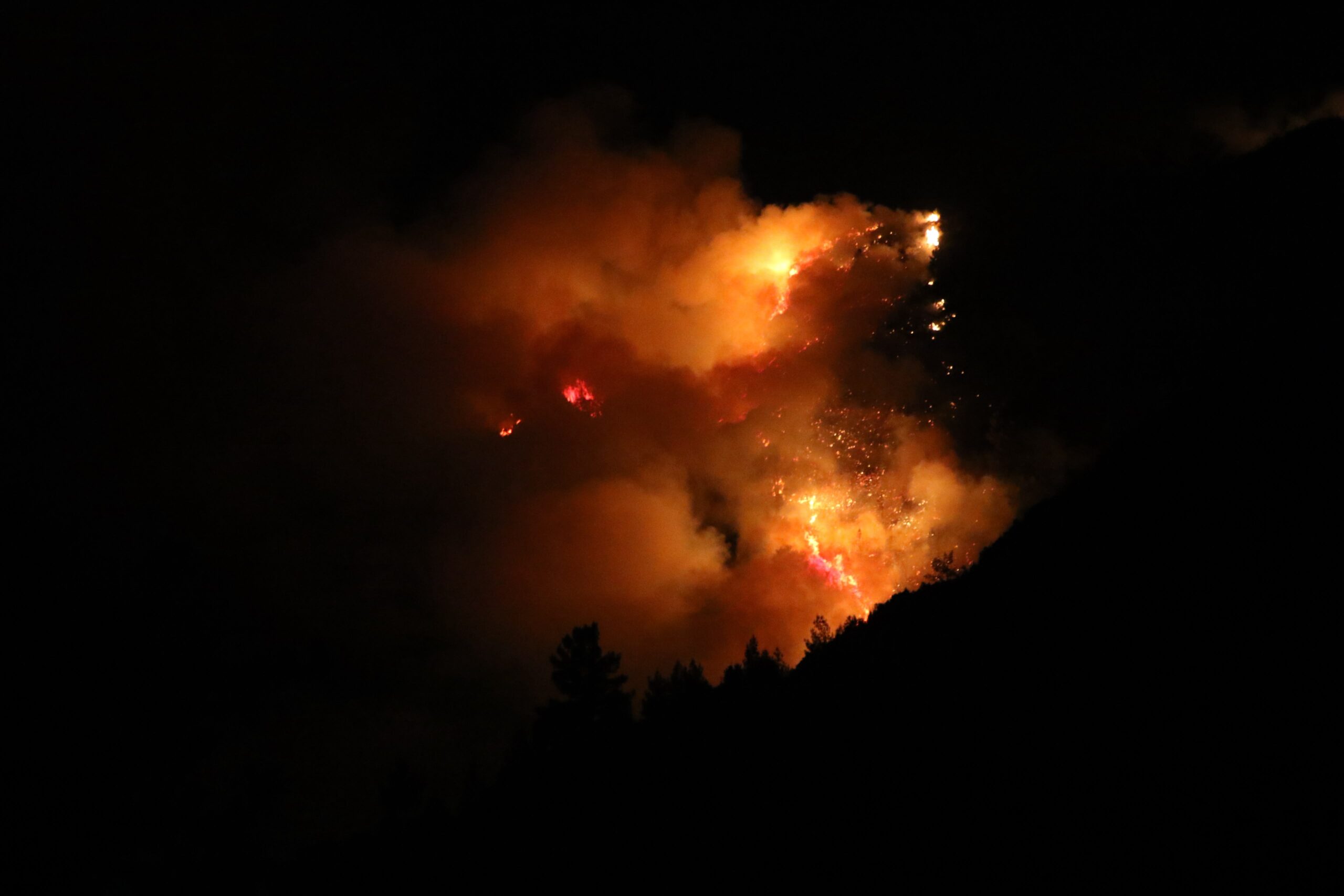 Antalya Kaş’ta orman yangını sürüyor. Gece olunca hava desteği durdu