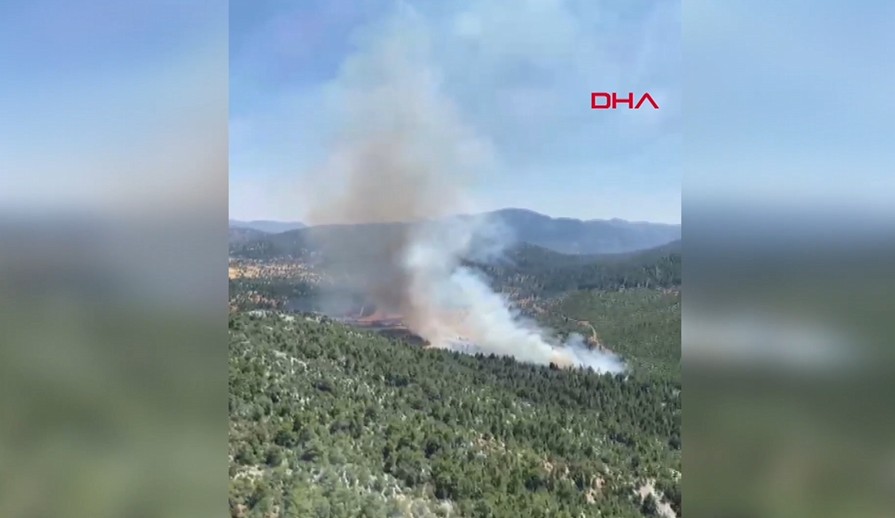 Antalya’da orman yangını: Alevlere havadan ve karadan müdahale