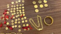 Apartmanın önünde servet buldu, polise teslim etti