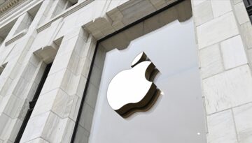 Apple “ticari sırlarını çaldığı” iddiasıyla iki eski çalışanı ve OpenAI’a dava açtı