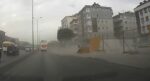 Avcılar E-5 yan yolda inşaat bariyerleri fırtınada böyle uçtu