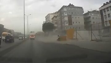 Avcılar E-5 yan yolda inşaat bariyerleri fırtınada böyle uçtu