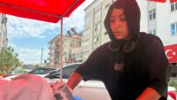Babası kesip getiriyor, 14 yaşındaki Kübra’nın tezgâhında alıcı buluyor