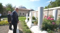 Bakan Ersoy’dan Fatih Külliyesi Haziresi’ne ziyaret. “Bıraktıkları mirastan ilham almaya devam edeceğiz”