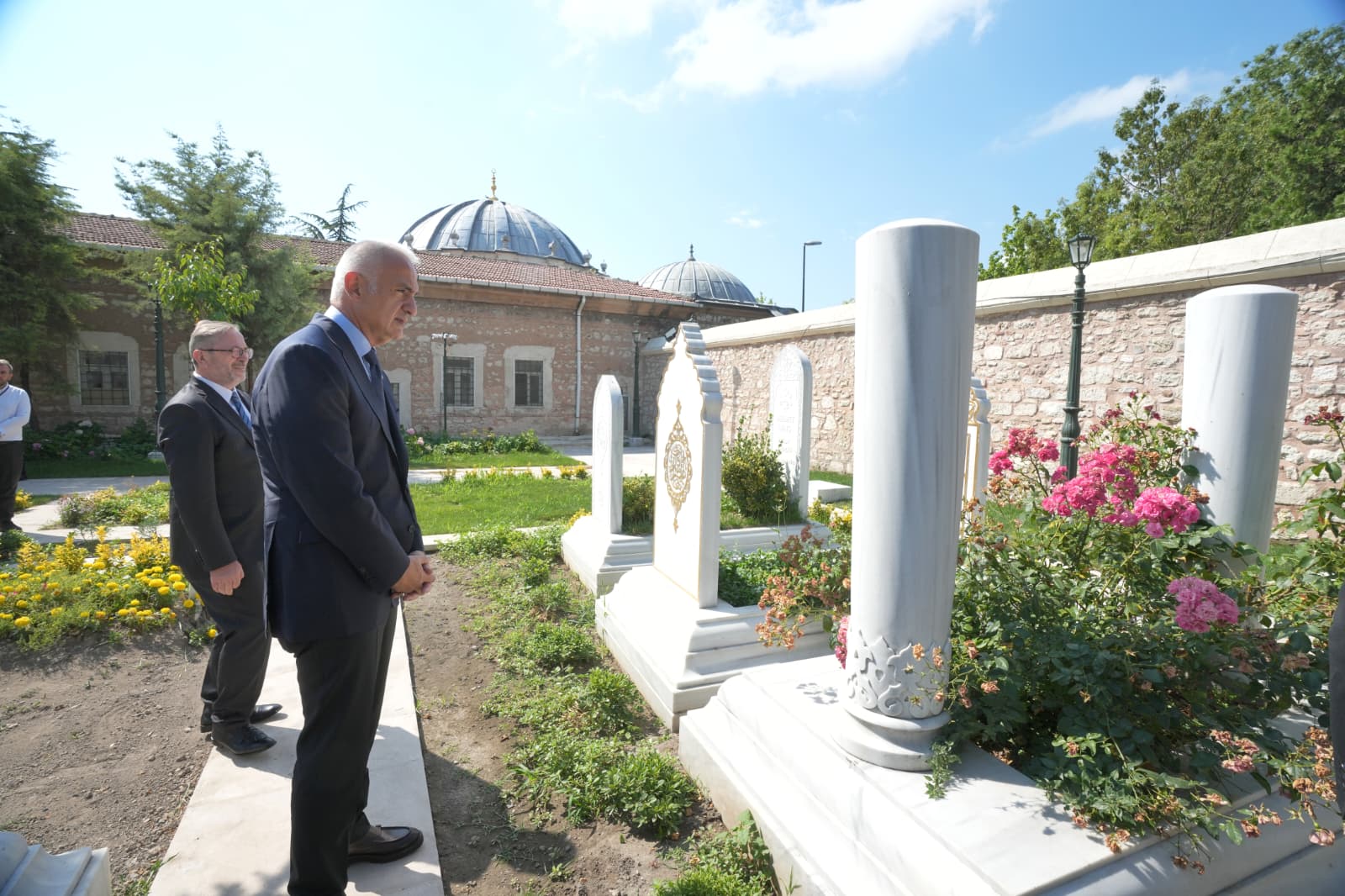 Bakan Ersoy’dan Fatih Külliyesi Haziresi’ne ziyaret. “Bıraktıkları mirastan ilham almaya devam edeceğiz”