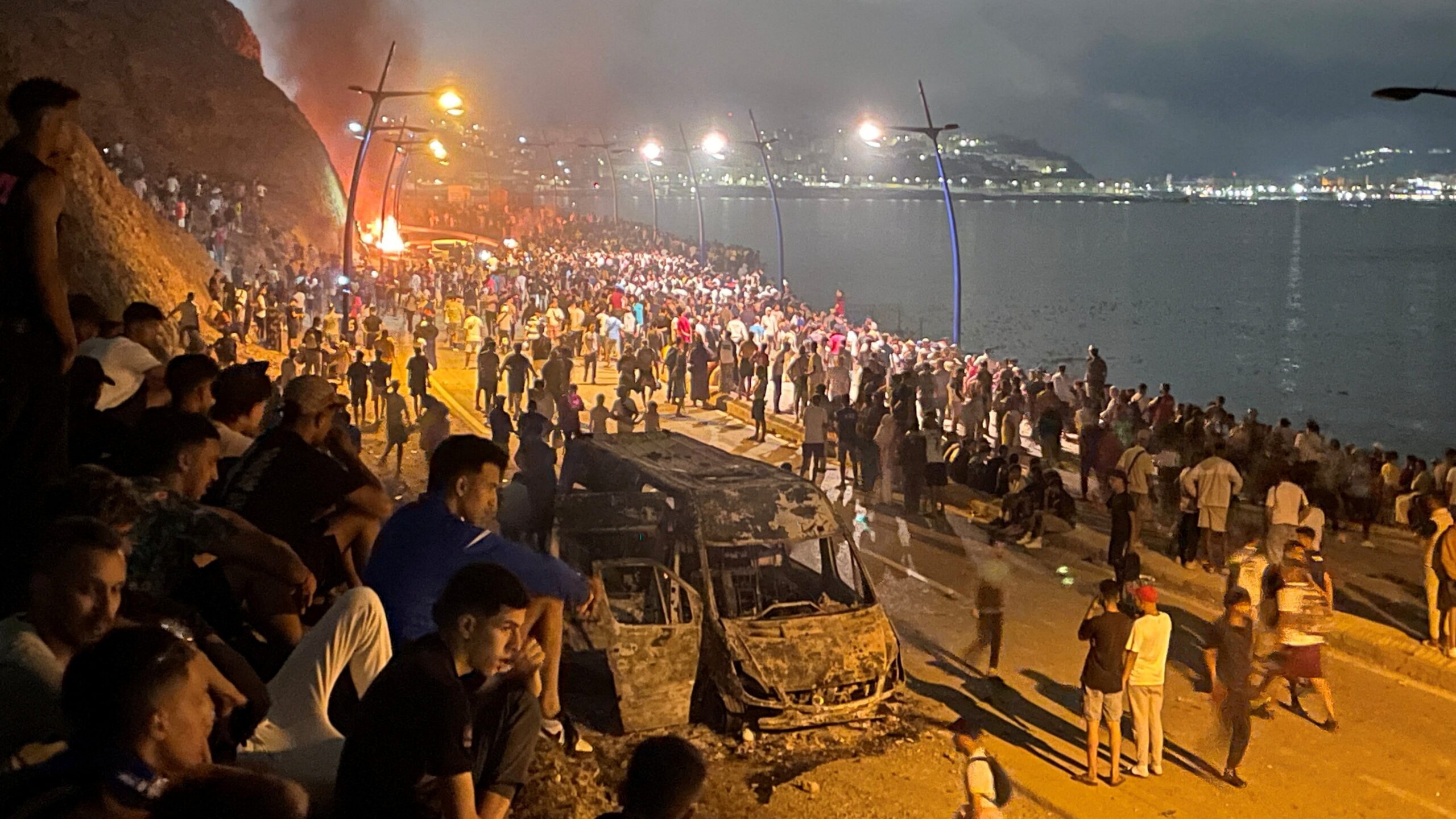 Binlerce göçmen yüzerek sınıra akın etti, ordu devreye girdi. İspanya’da neler oluyor?