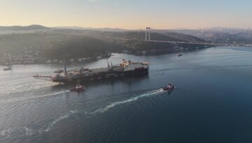 Boğaz dev geminin geçişi için kapatıldı
