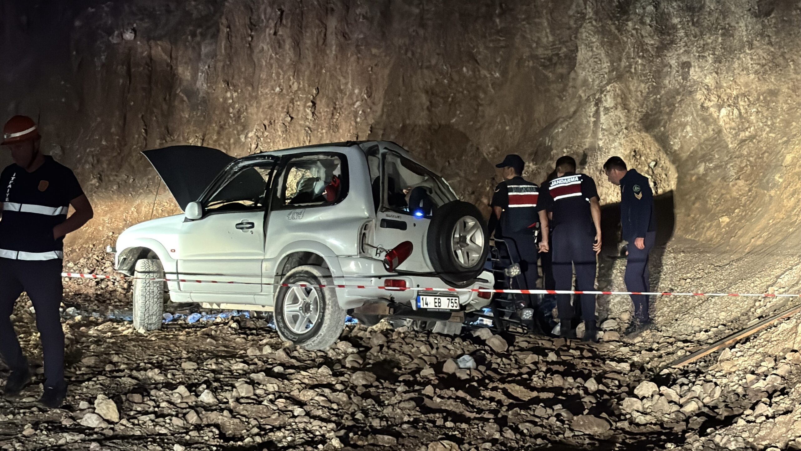 Bolu’da cip 15 metrelik uçurumdan uçtu. 2 kişi hayatını kaybetti, 1 yaralı