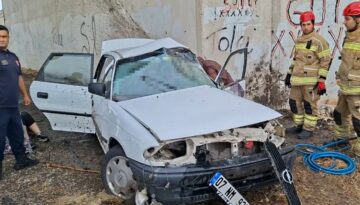Bursa’da feci kazada 3 kişi öldü. Otomobil köprü altındaki beton duvara çarptı