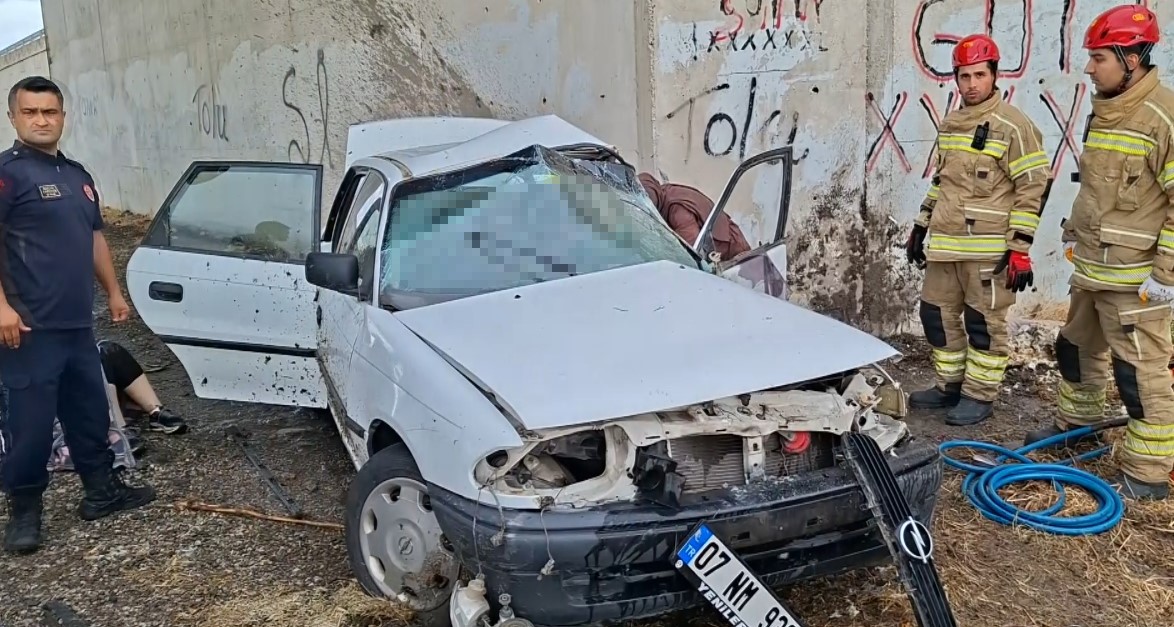 Bursa’da feci kazada 3 kişi öldü. Otomobil köprü altındaki beton duvara çarptı