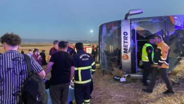 Çift katlı otobüs devrildi, 46 kişi yaralandı